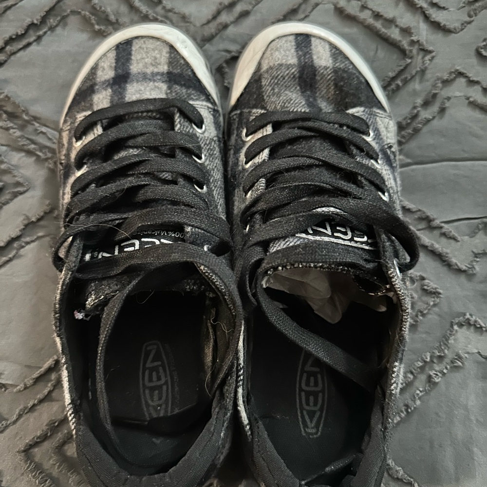 Women’s Keen sneaker, size 9